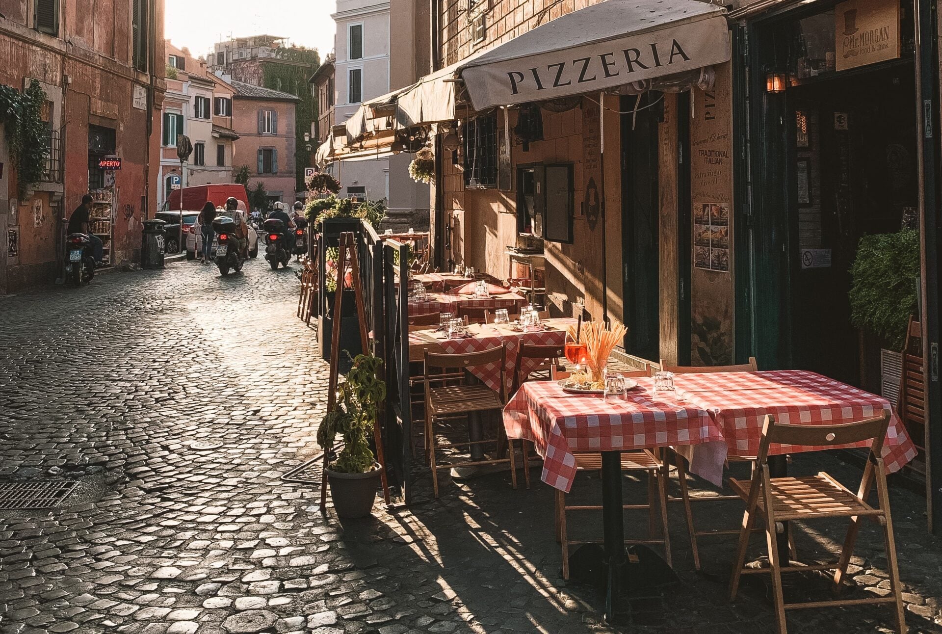 sidewalk cafe in Rome to illustrate vegan food in Italy